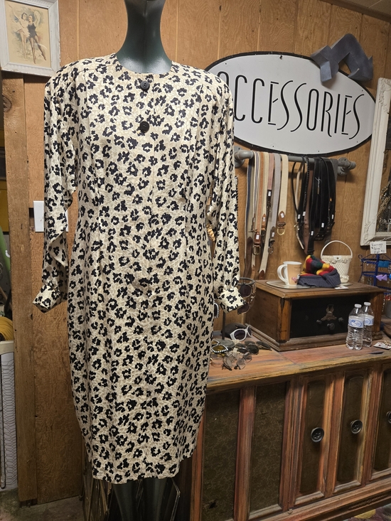 Liz Claiborne Dresses & Skirts - Liz Claiborne Cream and Black Leopard-Print Long Sleeve Shift Dress